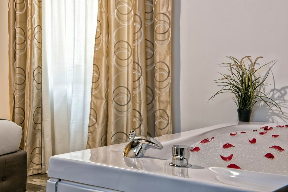 Фото Navona Rooms with Hot Tub
