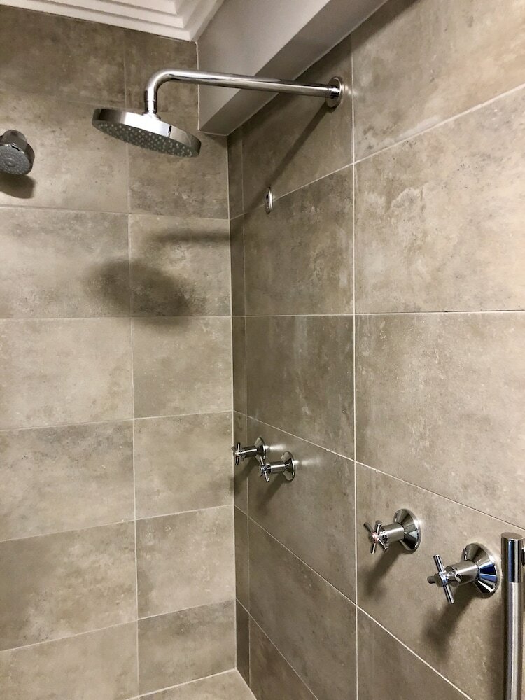 Фото Belaire Suites Hotel