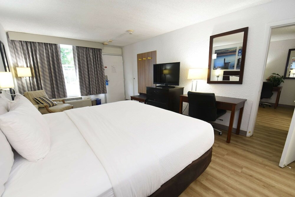 Фото Days Inn by Wyndham Stuart