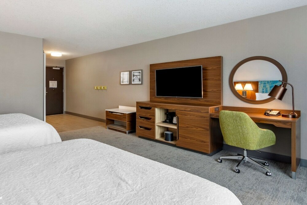 Фото Hampton Inn & Suites Edmonton West