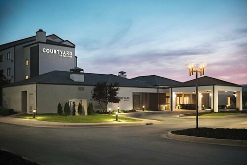 Гостиница Courtyard Louisville East в Луисвилле