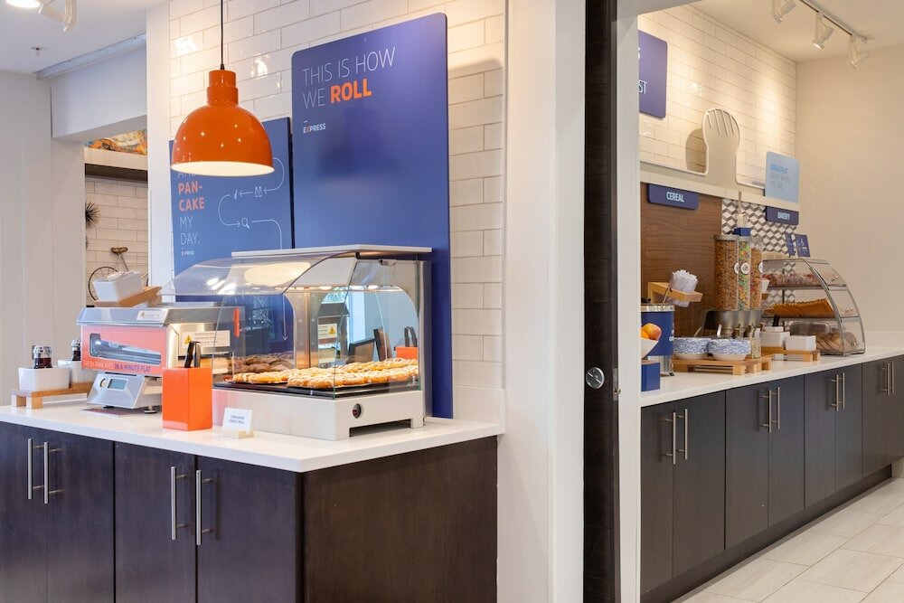 Фото Holiday Inn Express Monterey-Cannery Row, an Ihg Hotel