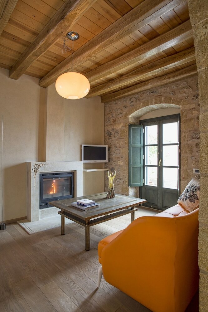 Фото Moni Emvasis Luxury Suites