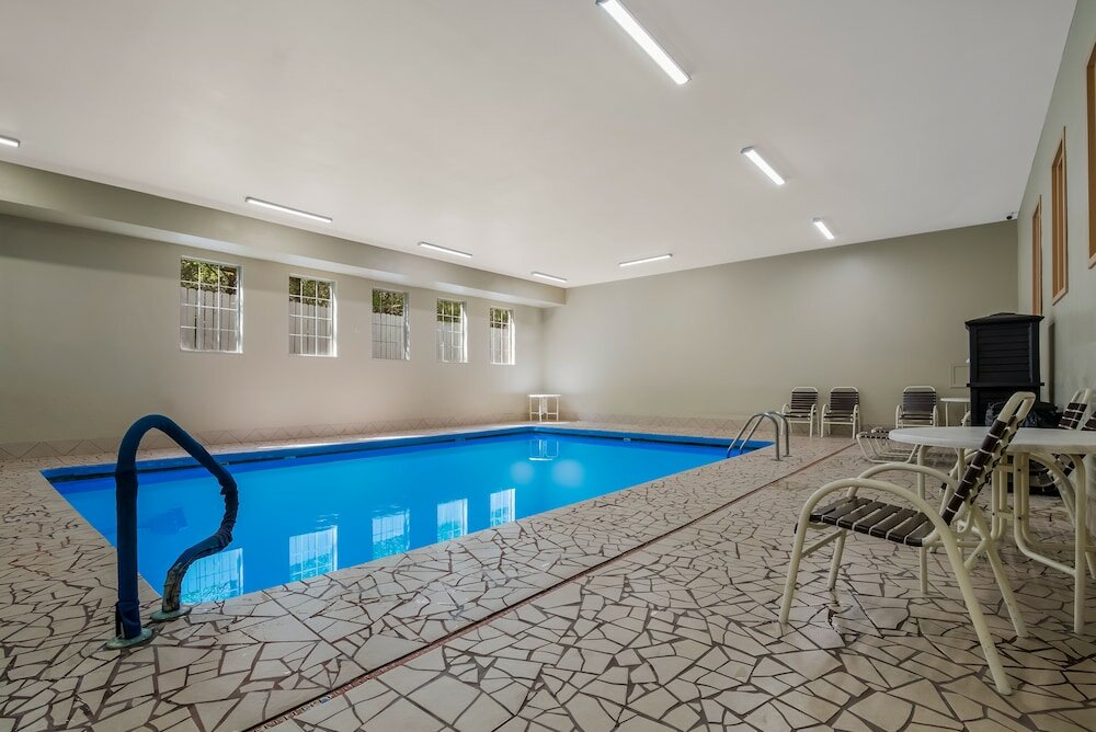 Фото SureStay Plus Hotel by Best Western Topeka Northwest