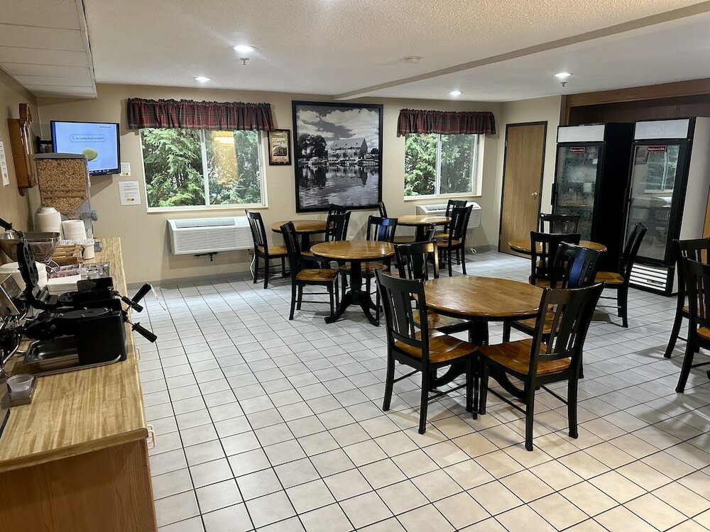 Фото Super 8 by Wyndham West Branch