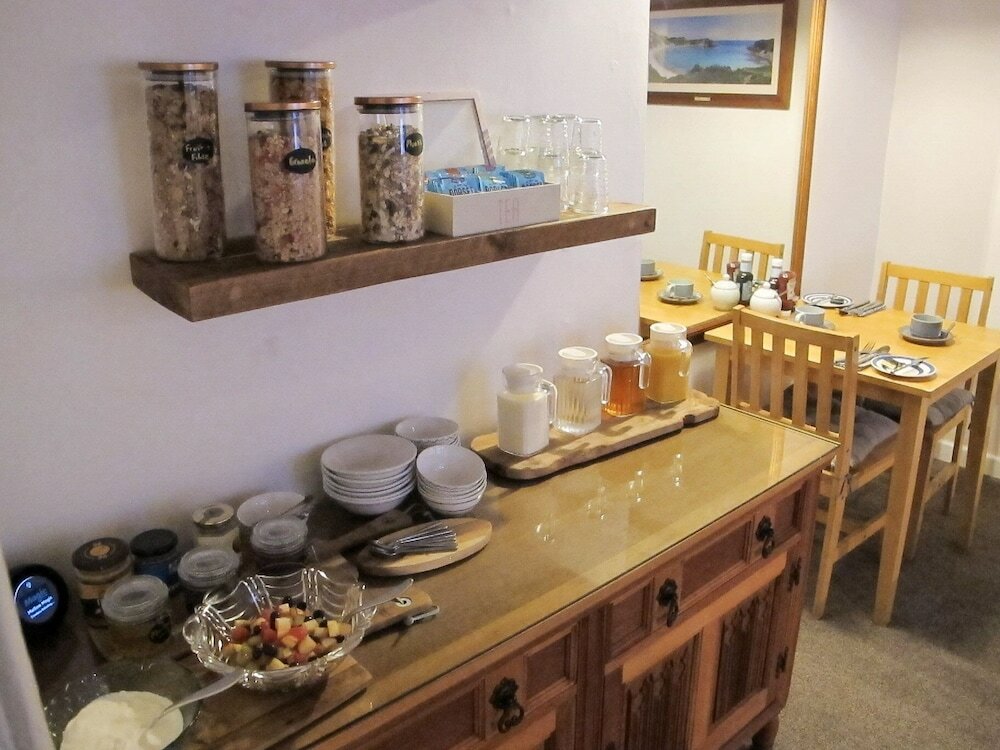 Фото Stone's Throw Guesthouse