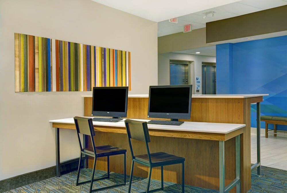 Фото Holiday Inn Express & Suites Lenexa - Overland Park Area, an Ihg Hotel