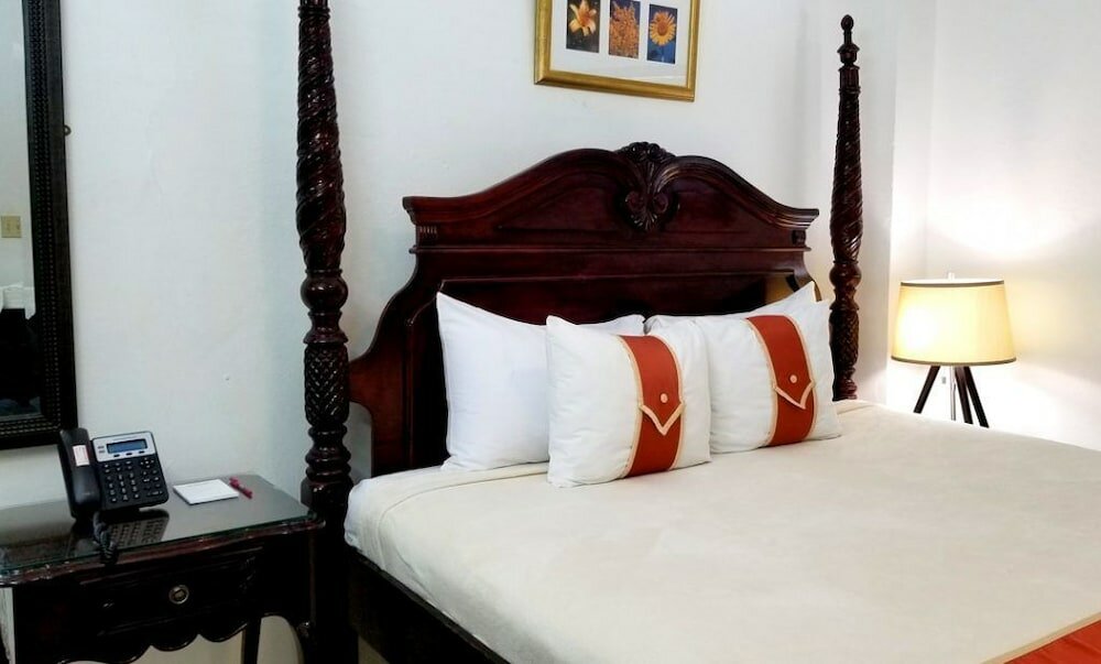 Фото Altamont West Hotel