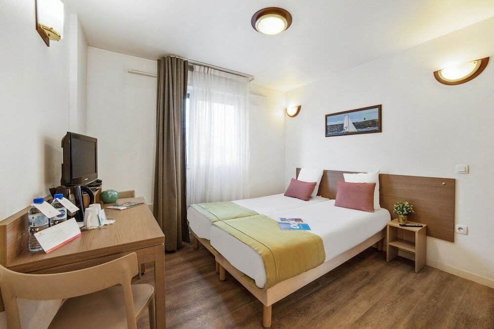 Фото Comfort Aparthotel Versailles Saint Cyr Lecole 