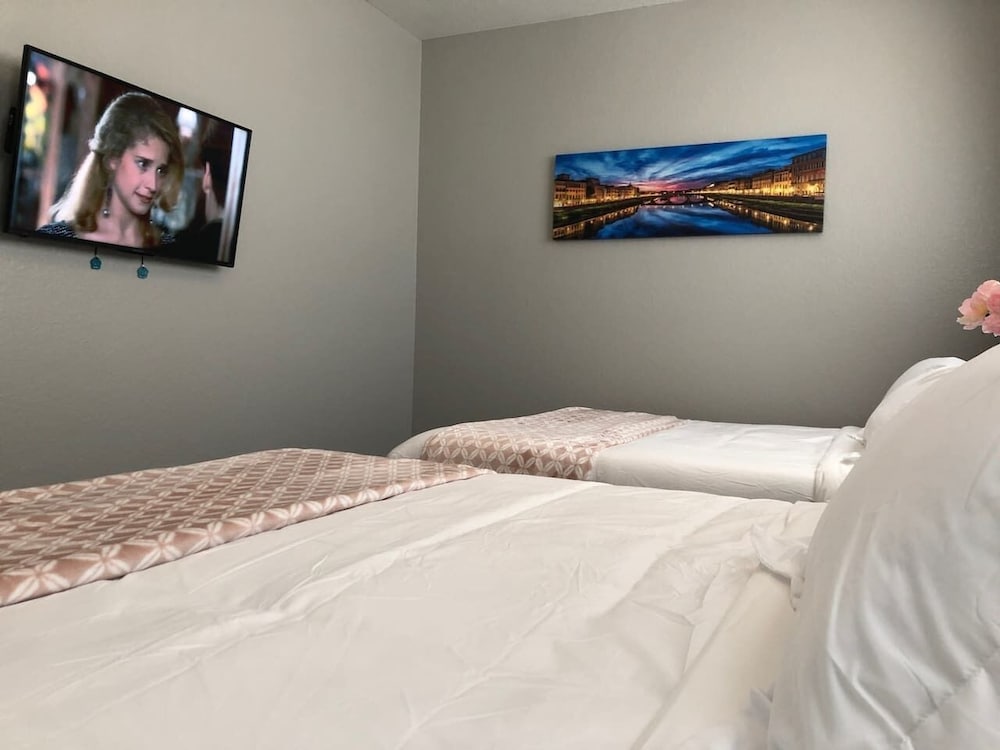 Фото Tideview 166 · New Ultra Modern & Super Clean 3 Full Suites