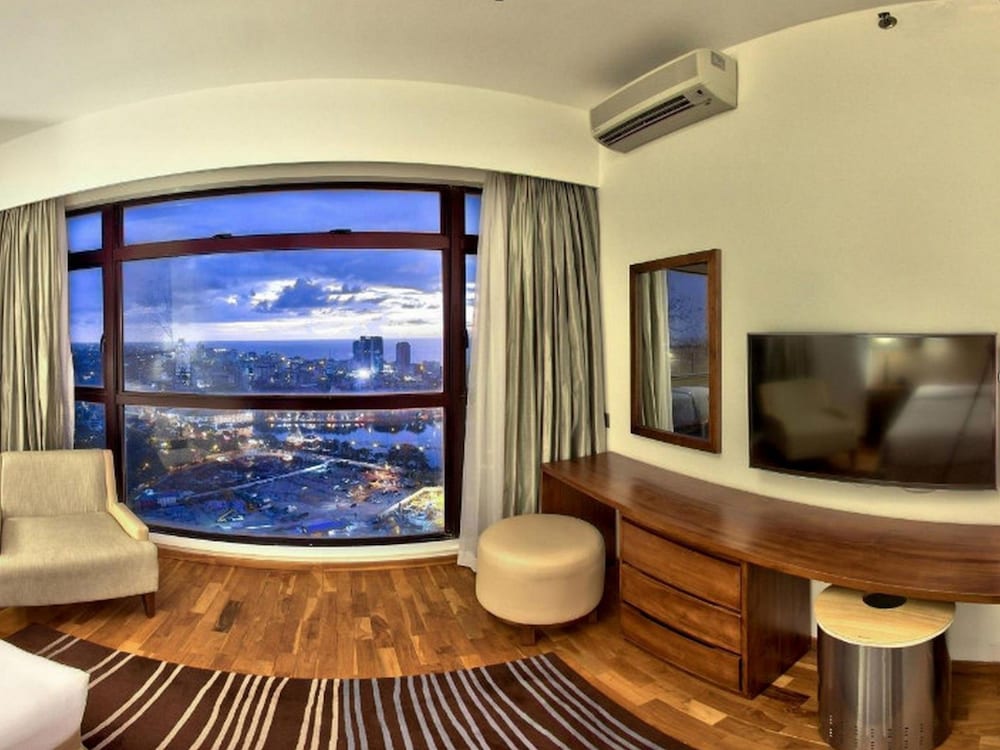 Фото Отель Hilton Colombo Residence