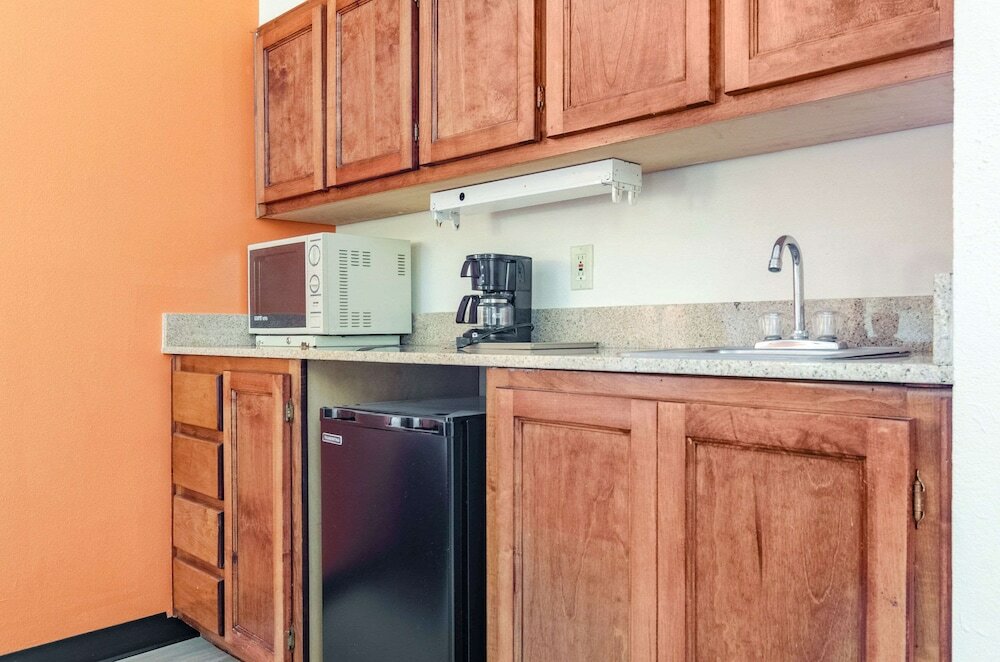 Фото Econo Lodge Inn & Suites