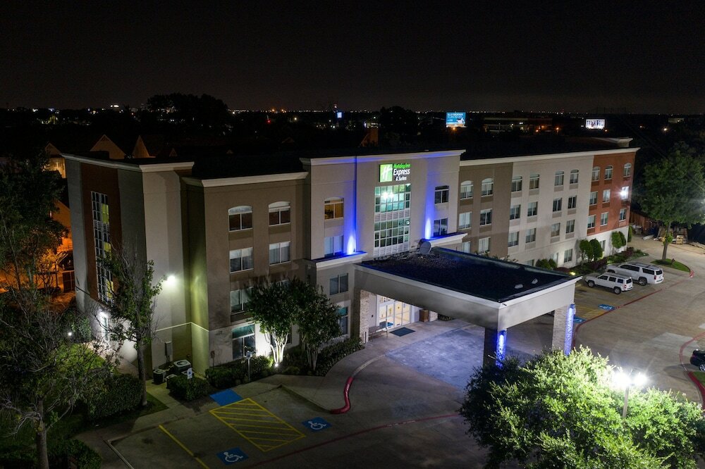Фото Holiday Inn Express And Suites Arlington North - Stadium Area, an Ihg Hotel
