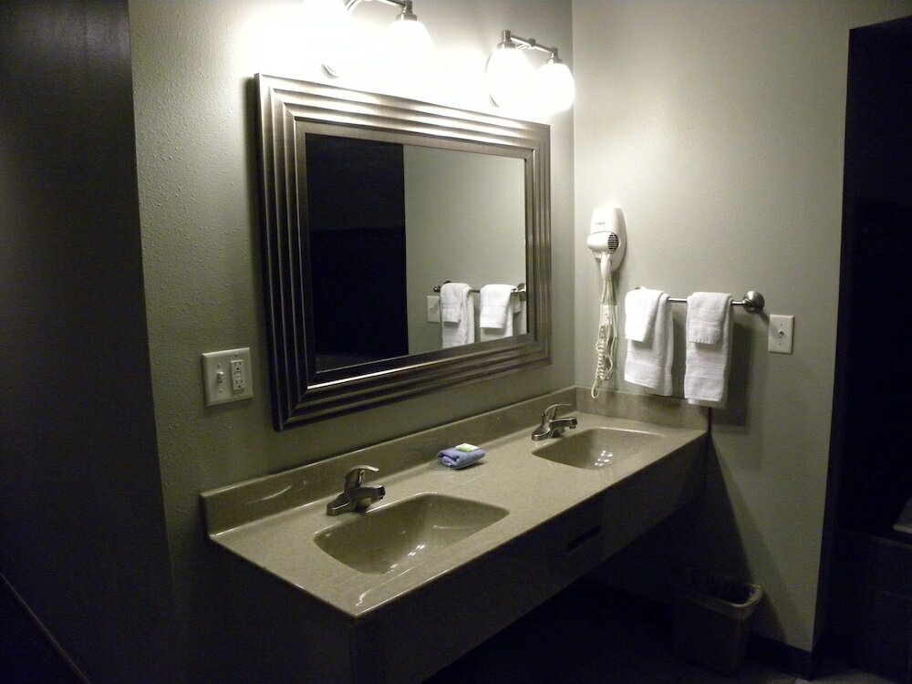 Фото New Victorian Inn and Suites