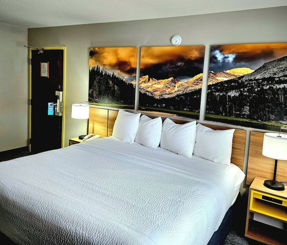 Фото Days Inn and Suites by Wyndham Downtown Missoula-University