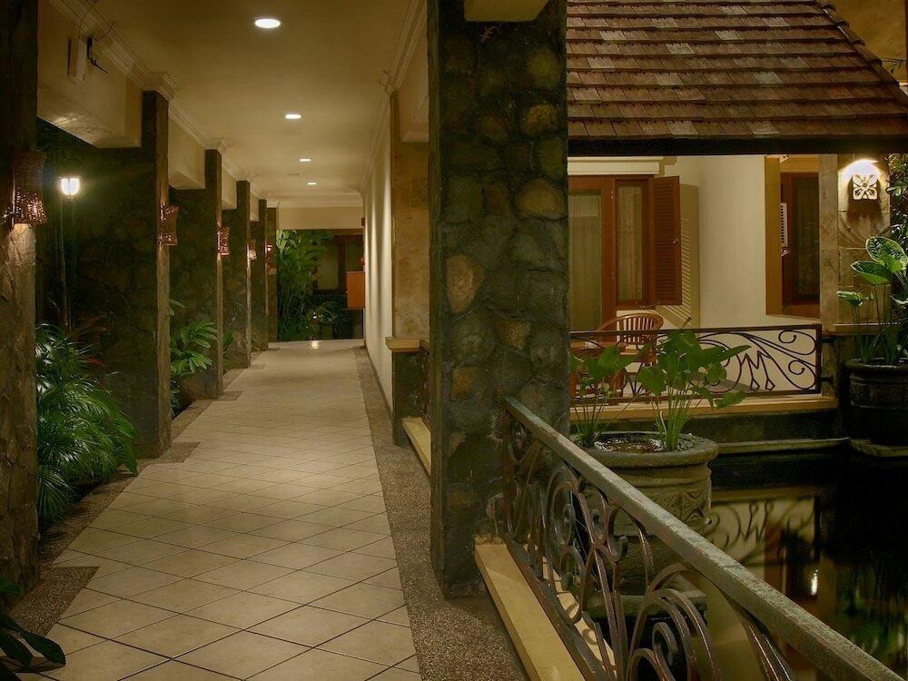 Фото Lotus Garden Hotel