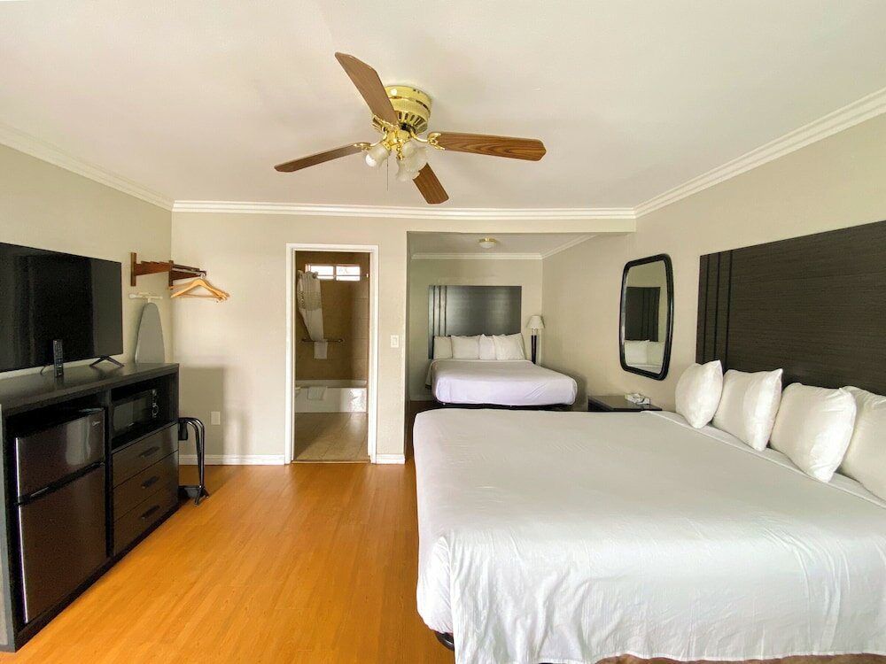 Фото Rockview Inn and Suites