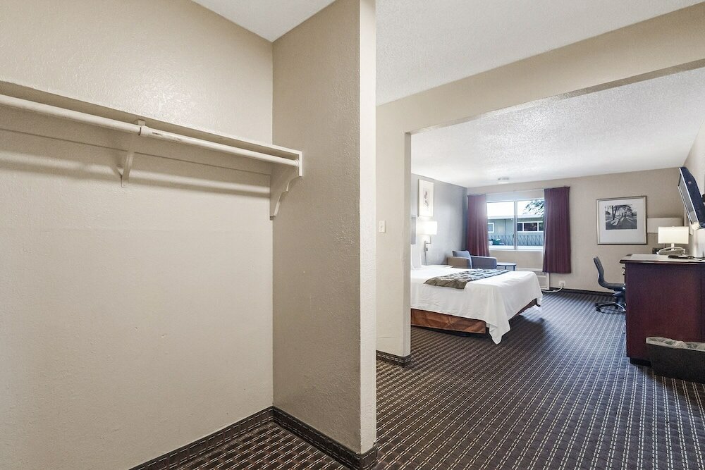 Фото Heritage Inn Express Hayward