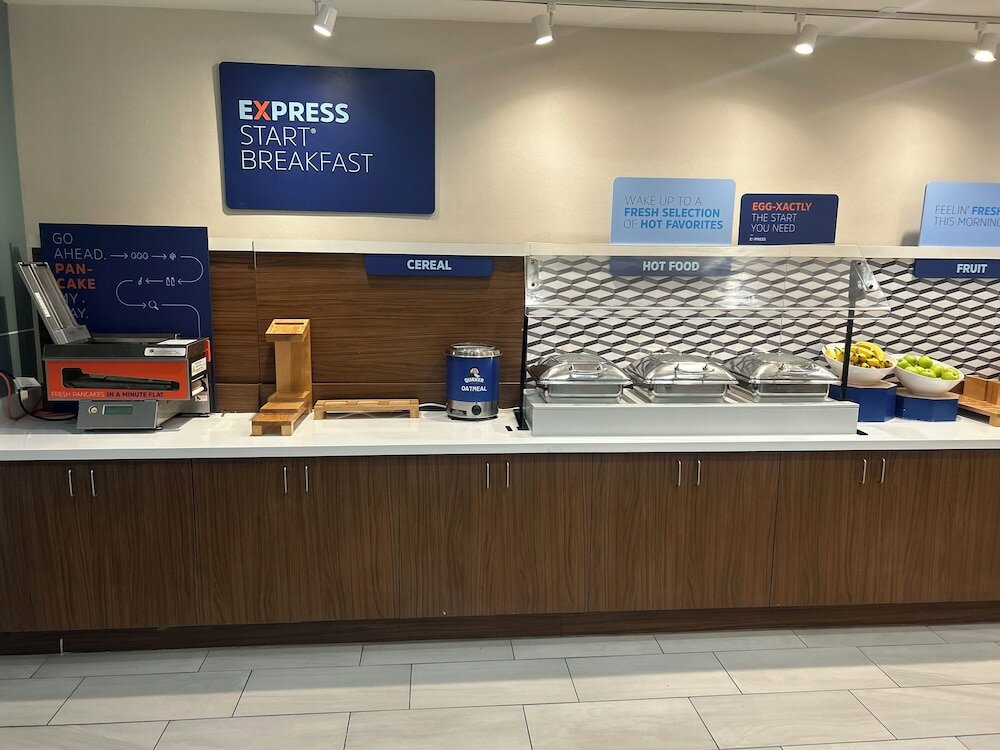 Фото Holiday Inn Express Crestwood, an Ihg Hotel