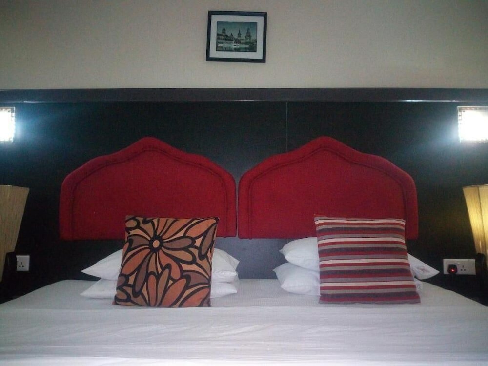 Фото Sdm Tavern and Suites