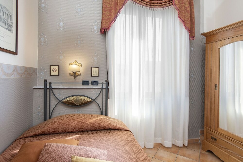 Фото Pinto Storey Hotel