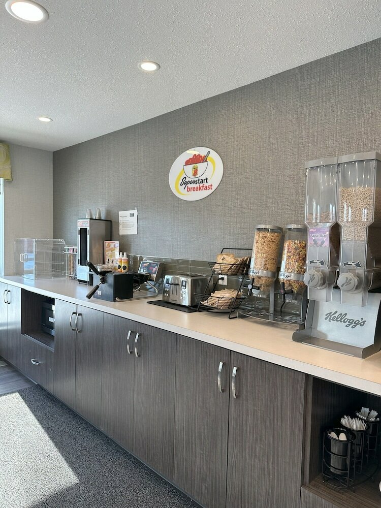 Фото Super 8 by Wyndham Lethbridge