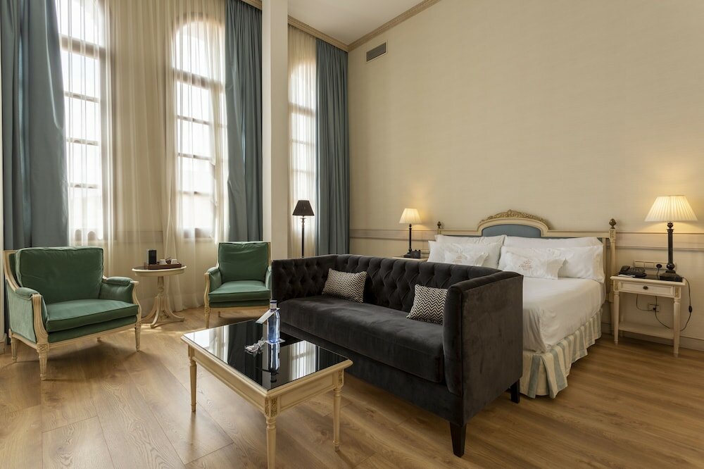 Фото Eugenia de Montijo, Autograph Collection