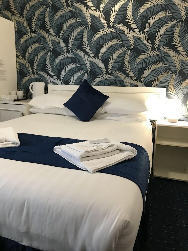 Фото The Feathers Hotel