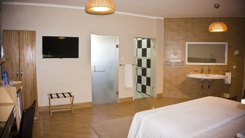 Фото Tropical Enclave Hotel