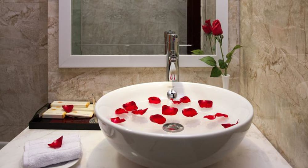 Фото Golden Moon Suite Hotel