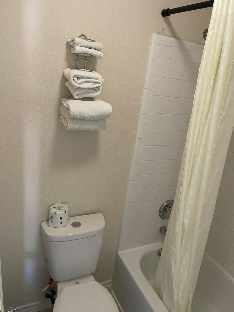 Фото Lakeside Inn & Suites