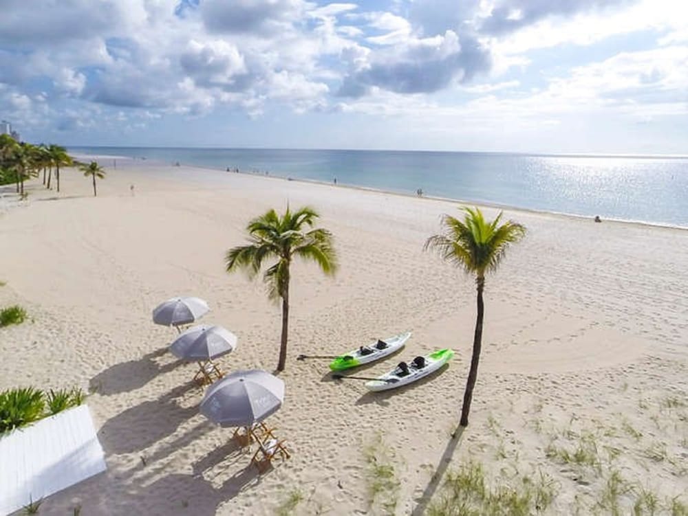 Фото Tides Inn Hotel