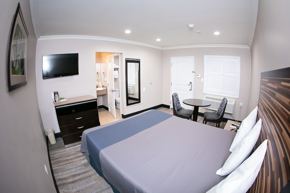 Фото Diamond Bell Inn & Suites