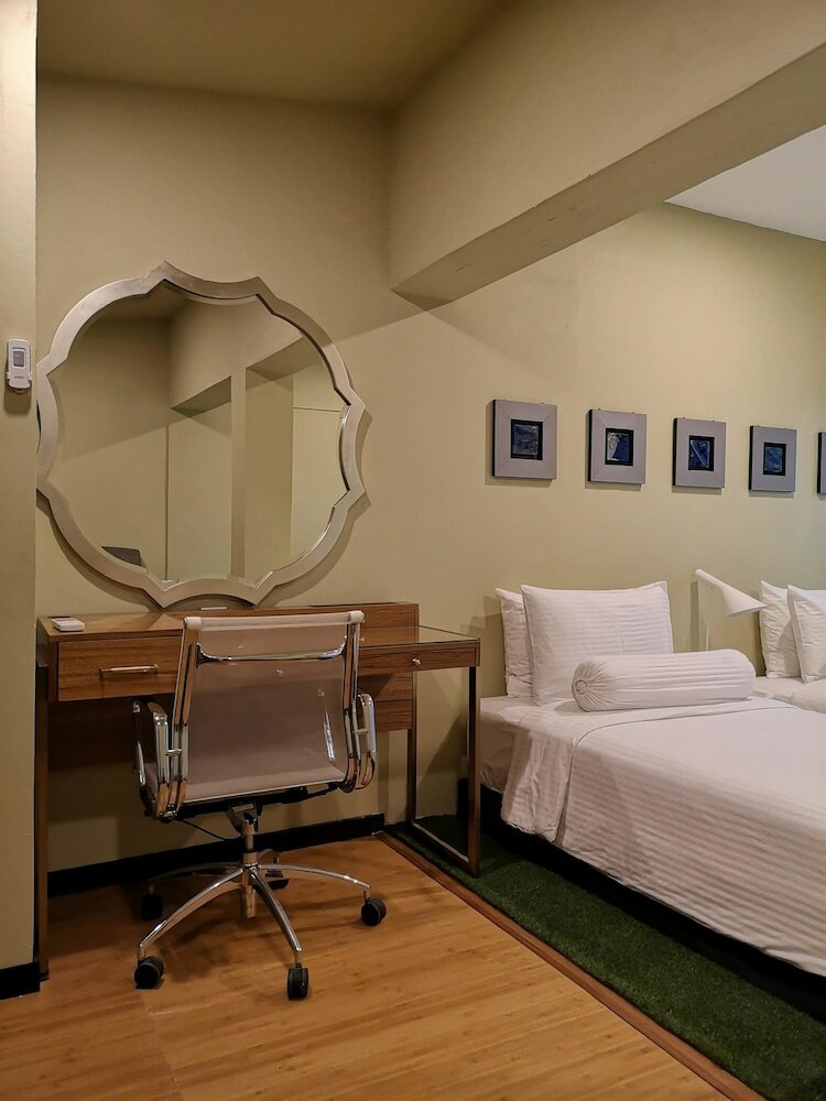 Фото Bedrock Hotel