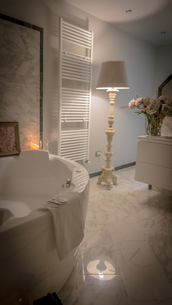 Фото Breathtaking 4bd Apt 5min Walk to Duomo