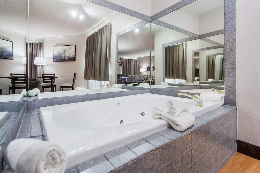 Фото Red Roof Inn & Suites Omaha - Council Bluffs