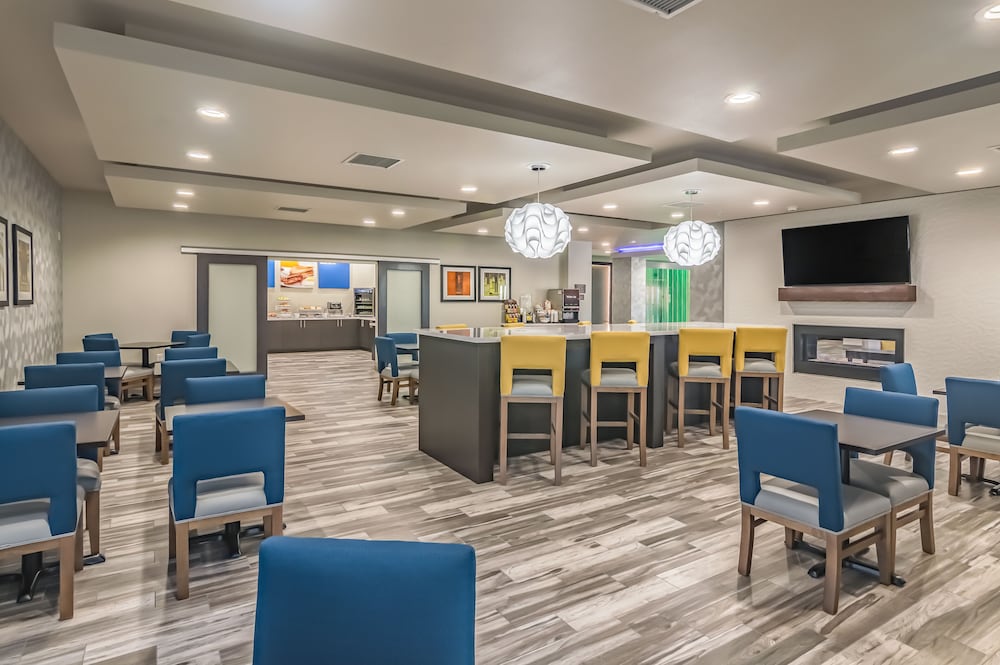 Фото Comfort Inn & Suites Oklahoma City South I-35