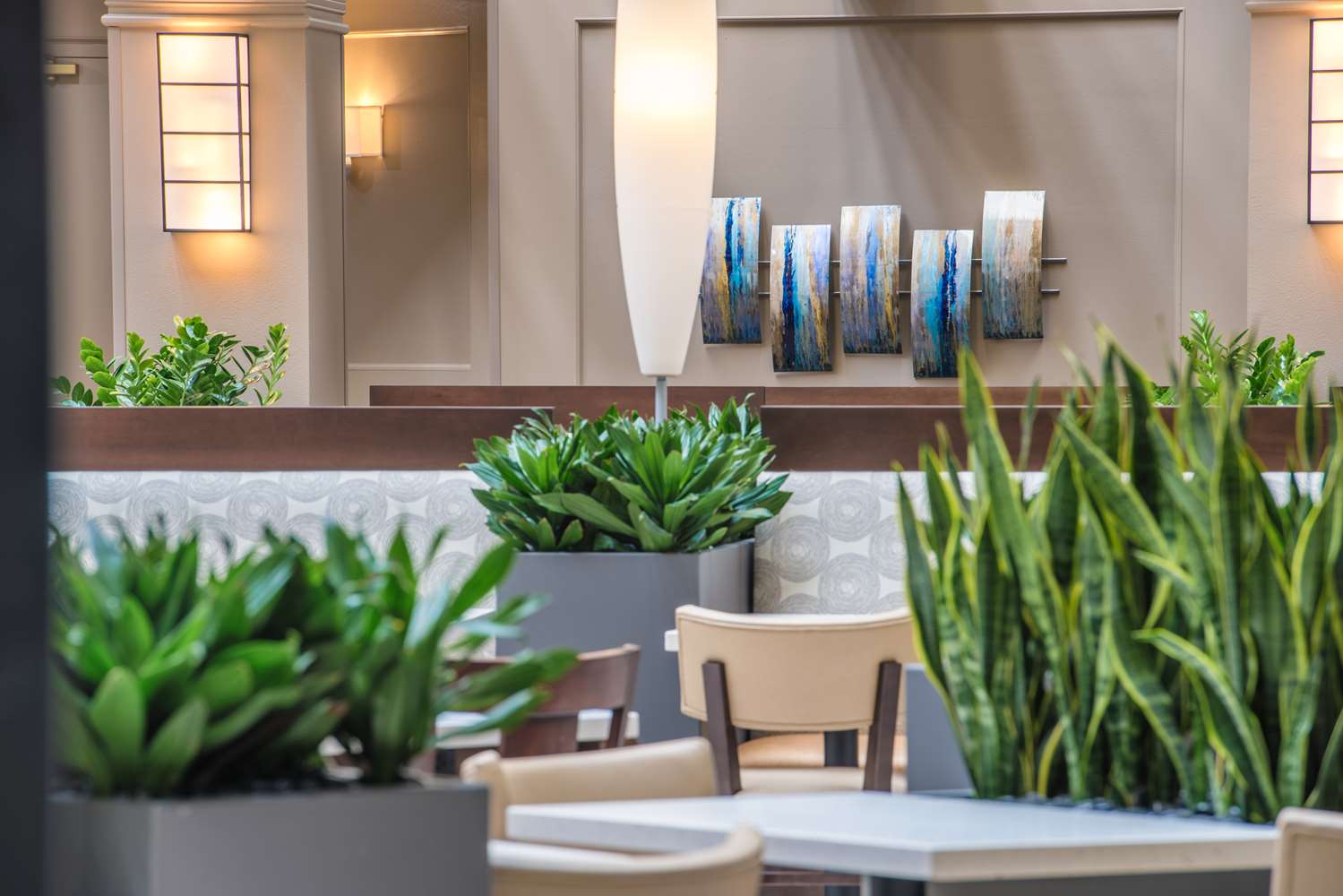 Фото Embassy Suites by Hilton Seattle Tacoma International Airport