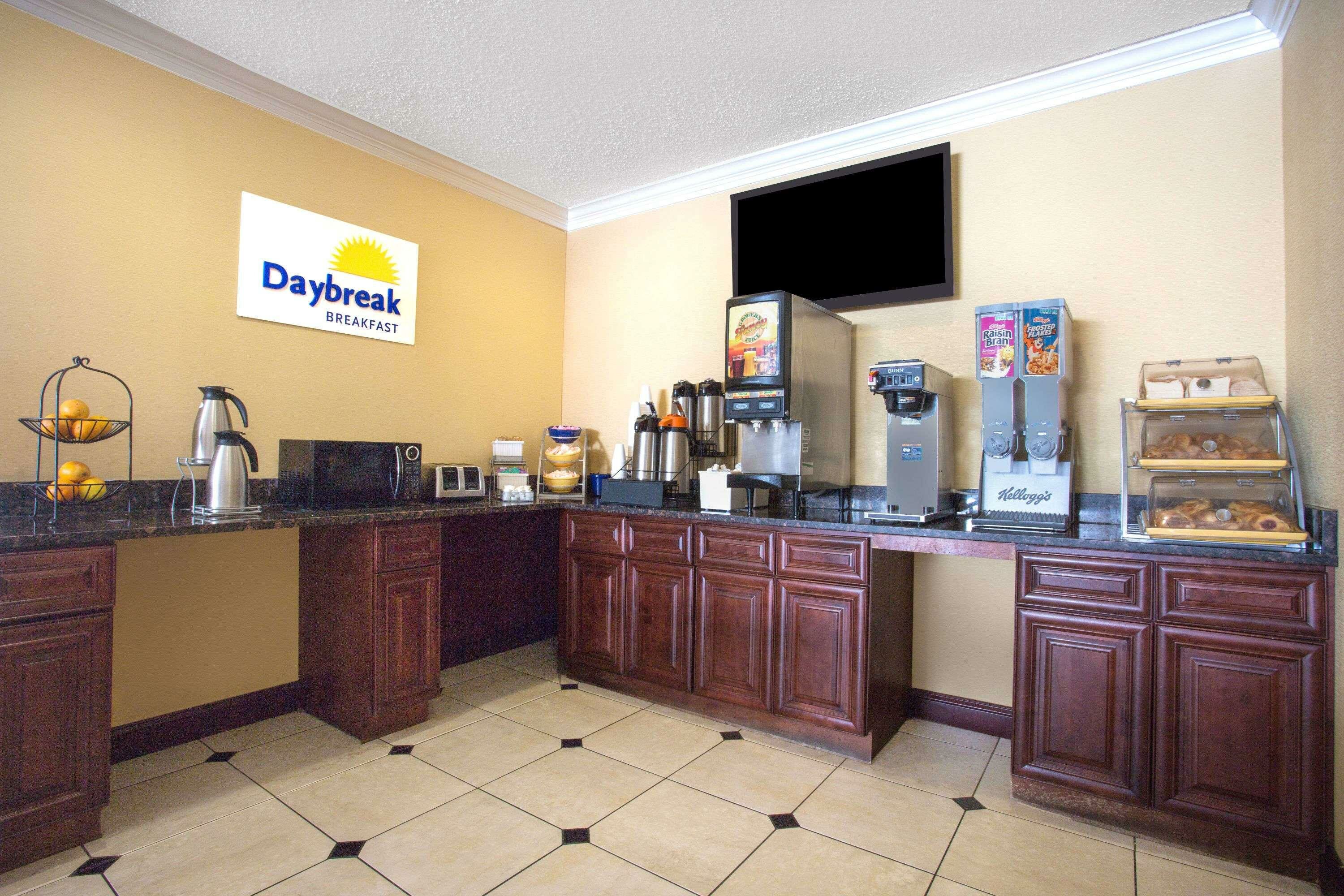 Фото Days Inn by Wyndham Washington DC/Gateway