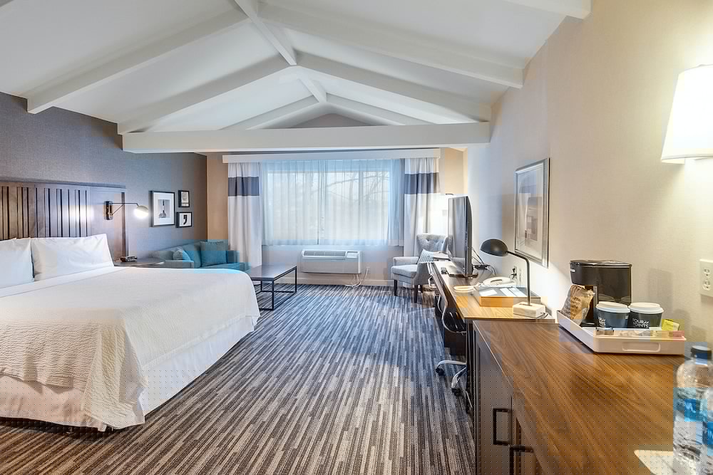 Фото Four Points by Sheraton Melville Long Island