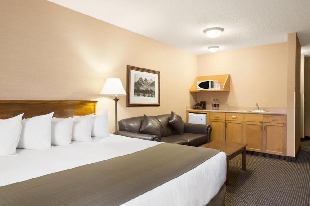 Фото Canmore Inn & Suites