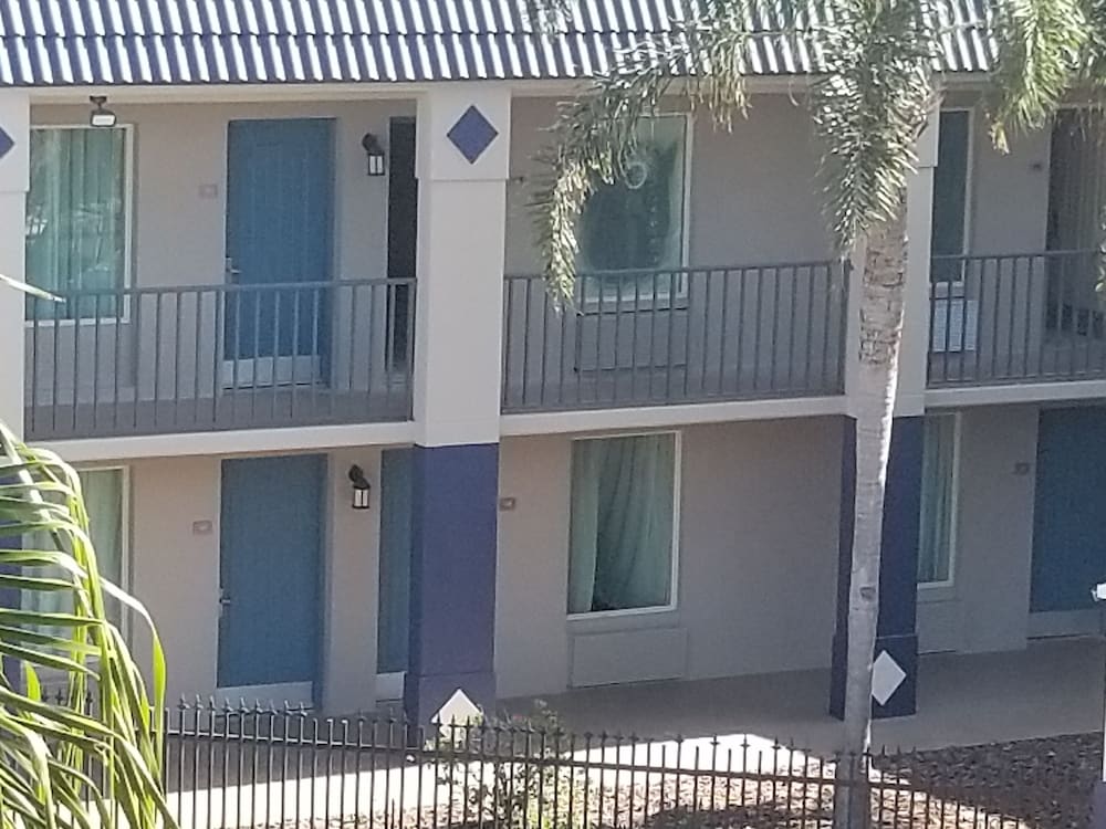 Фото Clarion Inn & Suites Central Clearwater Beach