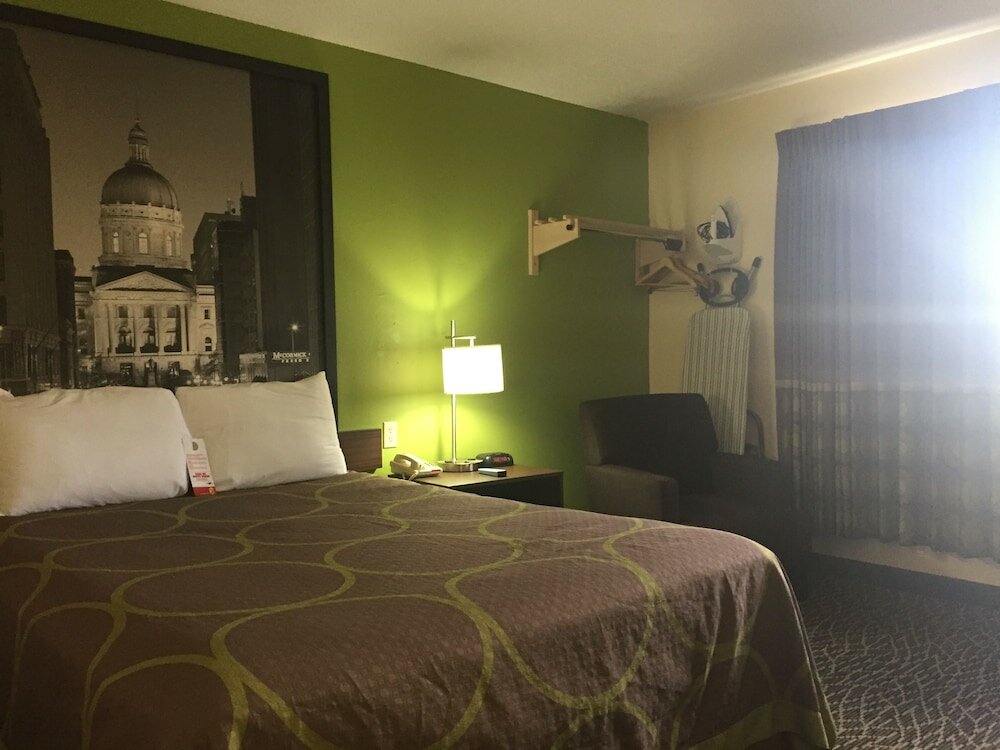 Фото Super 8 by Wyndham Muncie/Ball St. College Area