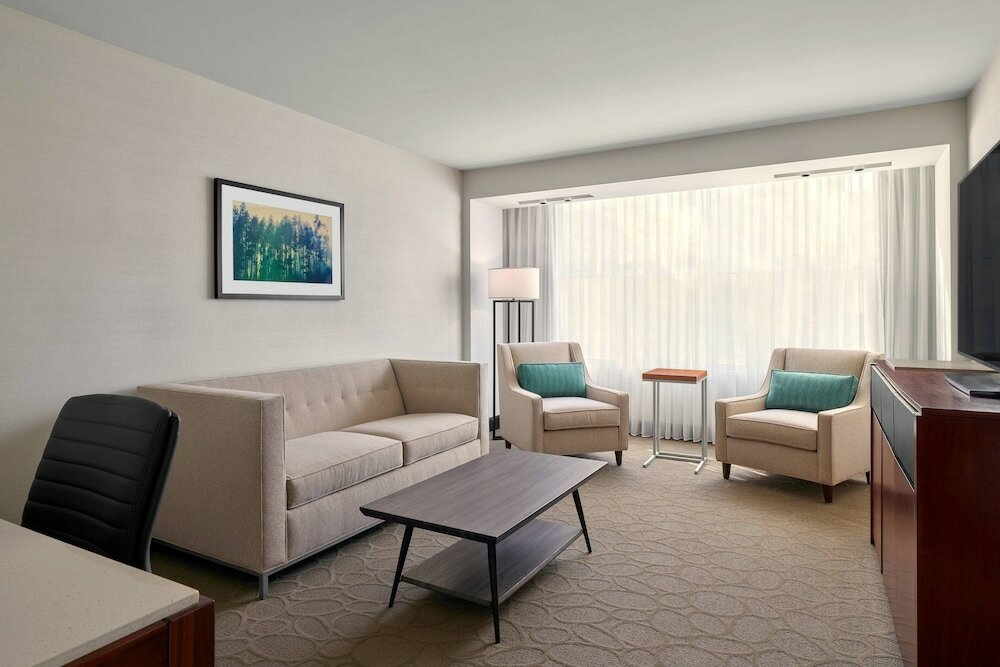 Фото Delta Hotels by Marriott Milwaukee Northwest