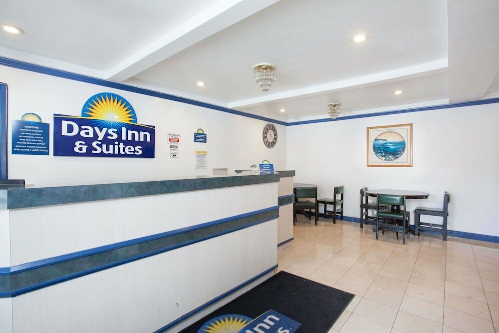 Фото Days Inn by Wyndham Orange Anaheim