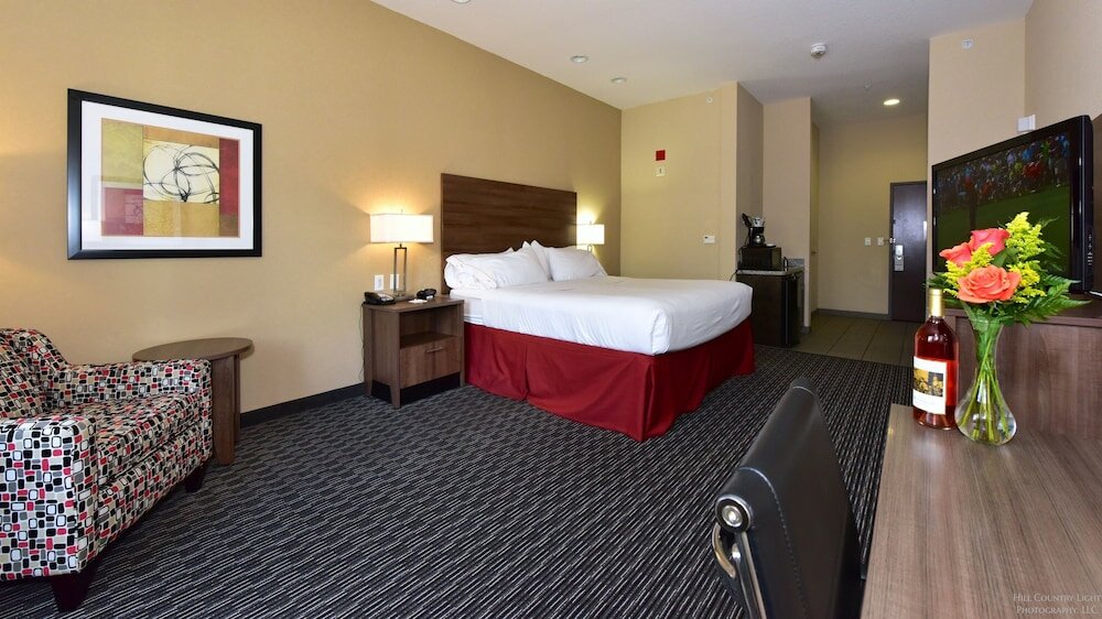 Фото Holiday Inn Express & Suites Fredericksburg, an Ihg Hotel