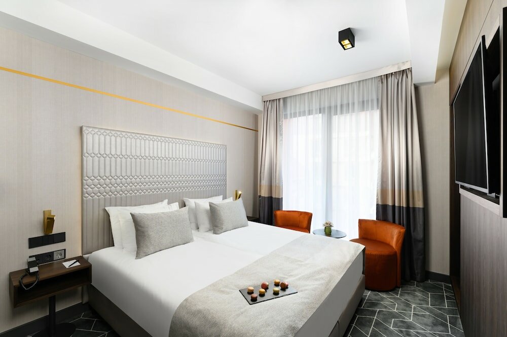 Фото Emerald Hotel & Suites 