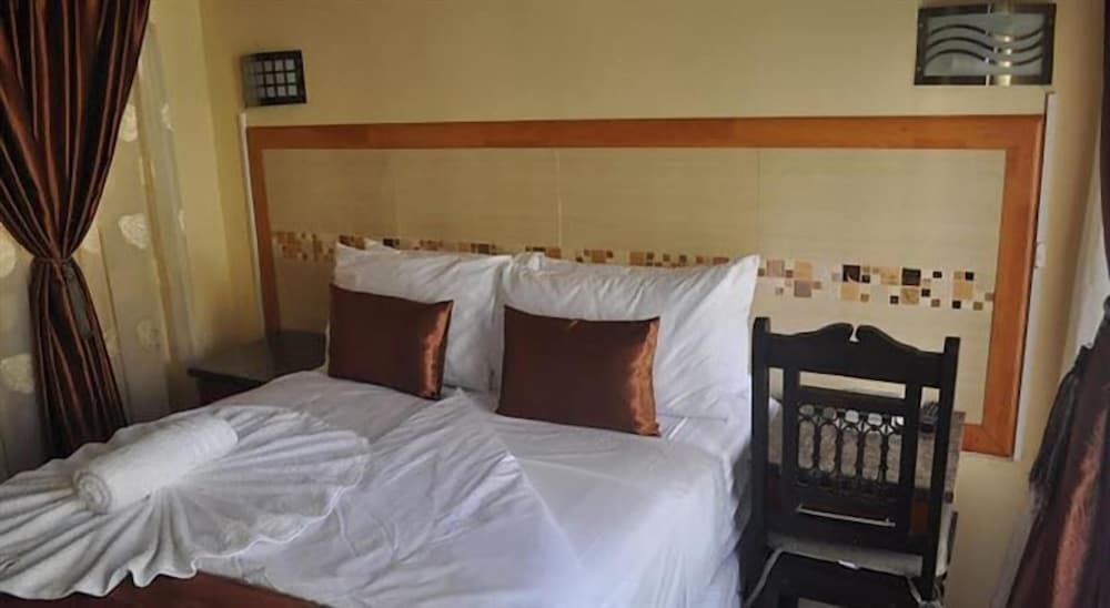 Фото Crown Guest Lodge