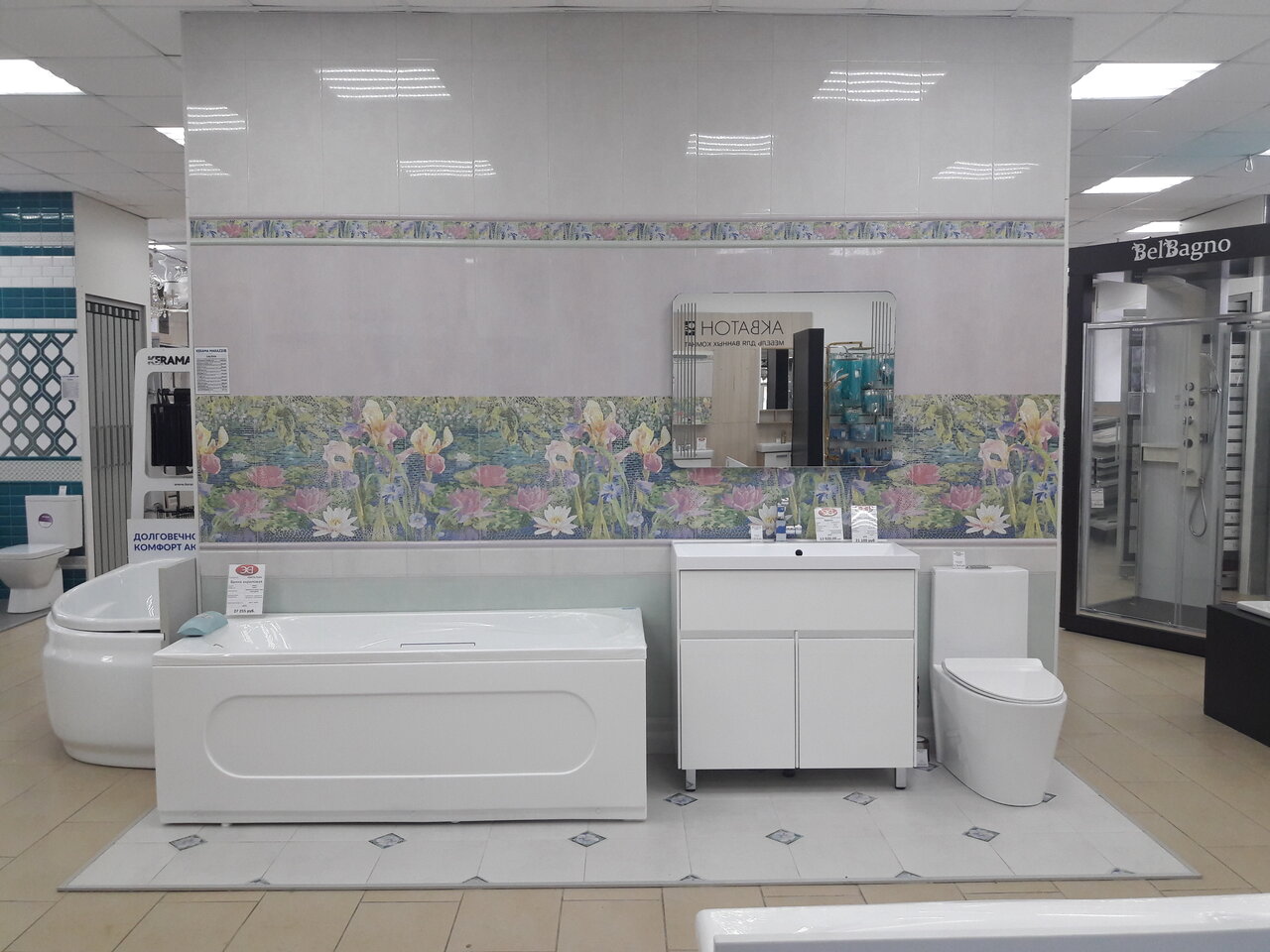 Образцы мебели для ванной комнаты и тумбы с раковиной