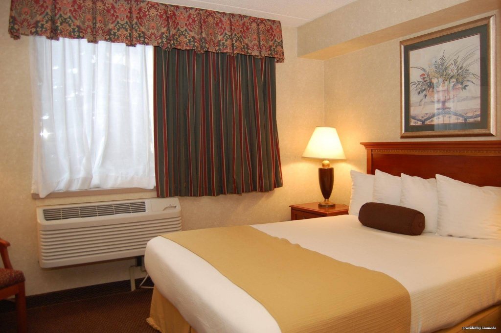 Фото Best Western East Towne Suites
